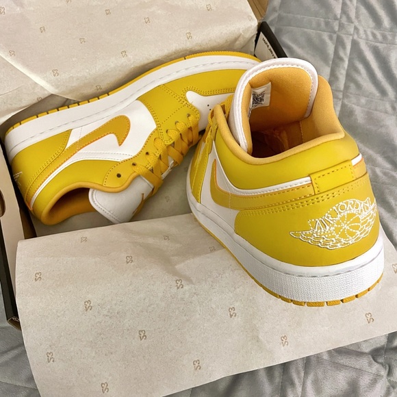Nike Jordan 1 Low White Pollen *NEW* US 8.5 - Picture 3 of 6